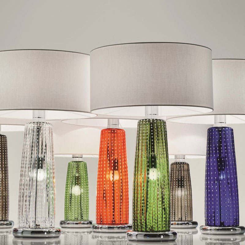 Elegante Designer-Tischleuchten mit strukturierten Glassockeln aus Muranoglas in Grün, Orange, Violett, Transparent und Grau, kombiniert mit weißen zylindrischen Lampenschirmen