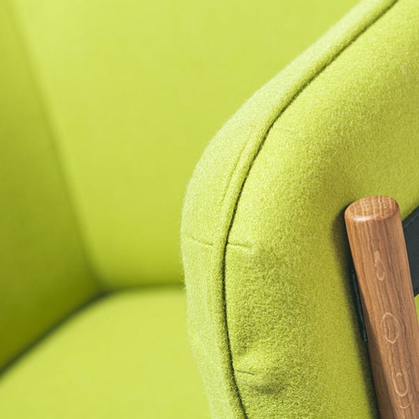 Detail DOWEL Loungesessel von TON® – weiche Polsterung und Holzarmlehnen im Fokus - Hantermann - Der Hotelausstatter Detail des DOWEL Loungesessels von TON mit weicher Polsterung und sichtbarer Holzarmlehne