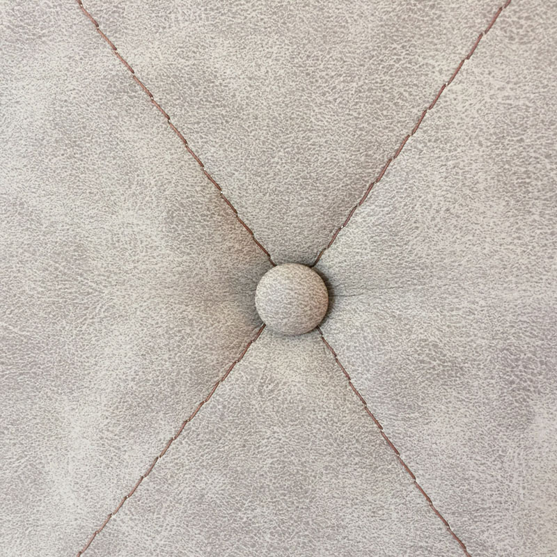 Detail LYONBED Boxspringbett KÜMMERSBRUCK SUPERIOR – Knopfsteppung im Kopfteil - Hantermann - Der Hotelausstatter Nahaufnahme der rautenförmigen Knopfsteppung im gepolsterten Kopfteil des LYONBED Boxspringbett KÜMMERSBRUCK SUPERIOR