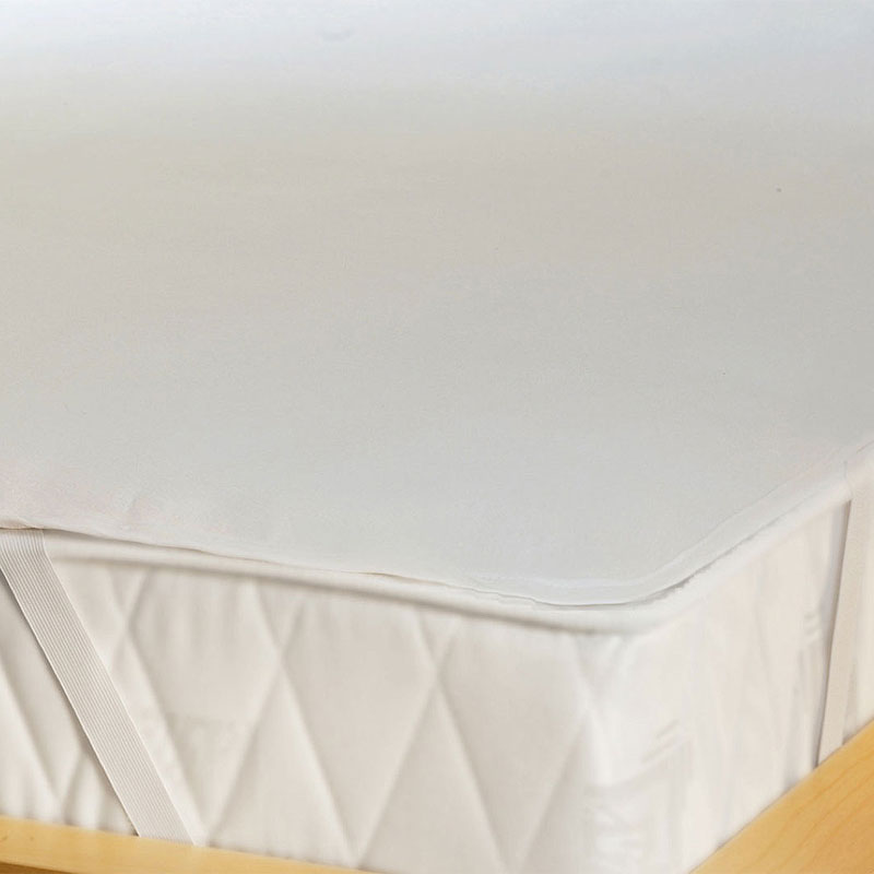 Detailansicht Baumwoll-Molton Matratzenschutz – 3‑lagige Fix-Spannauflage mit Nässesperre - Hantermann - Der Hotelausstatter Nahaufnahme einer weißen Baumwoll-Molton Fix-Spannauflage mit Eckgummi auf Matratze, 3‑lagig mit integrierter Nässesperre