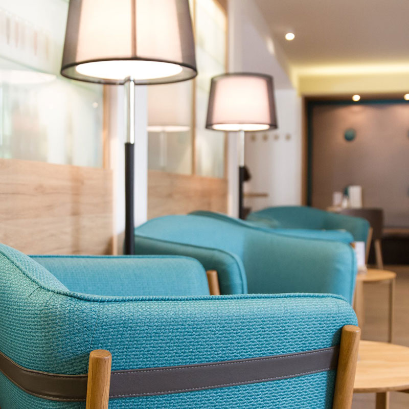 Dowel Lounge-Sessel von TON – minimalistischer Holz-Loungesessel für Hotel-Lobby, Bar & moderne Wohnbereiche - Hantermann - Der Hotelausstatter Dowel Lounge-Sessel von TON, minimalistischer Holz-Loungesessel mit Polster für Lobby und Lounge