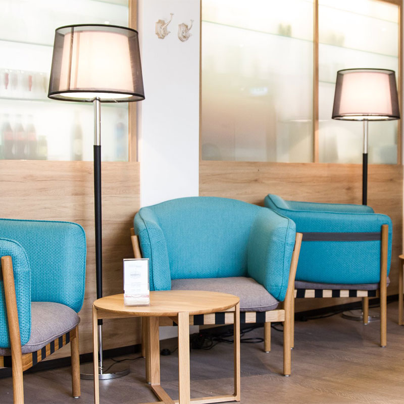 DOWEL Loungesessel von TON® – gemütlicher Sessel für Lobby, Lounge & Hotelbar - Hantermann - Der Hotelausstatter DOWEL Loungesessel von TON mit gepolsterter Sitzschale und Holzgestell in Lounge- und Lobbybereich