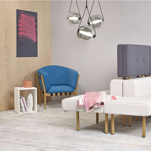 DOWEL Loungesessel von TON® – moderner Lounge-Bereich mit Design-Sitzmöbeln für Lobby & Wartezone - Hantermann - Der Hotelausstatter Lounge-Bereich mit DOWEL Loungesessel von TON und modernen Sitzmöbeln in heller Lobby