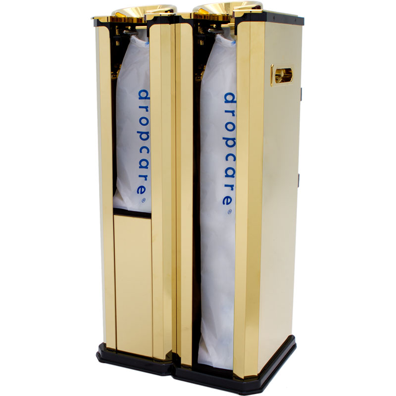 dropcare® Regenschirmtüten-Spender in eleganter Goldoptik - Hantermann - Der Hotelausstatter dropcare® Regenschirmtüten-Behälter in glänzender Goldoptik mit zwei getrennten Spenderbereichen, transparenten wiederverwendbaren Regenschirmtüten mit blauem dropcare® Schriftzug, goldfarbenen Halterungen und schwarzem Sockel vor weißem Hintergrund