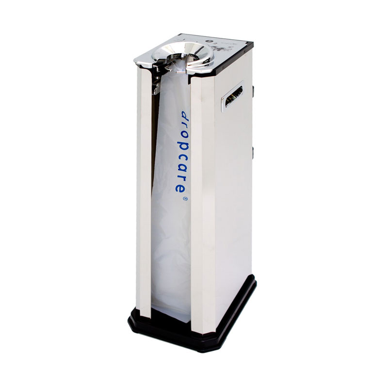 dropcare® Regenschirmtüten-Spender in Silber für Hotels - Hantermann - Der Hotelausstatter dropcare® Regenschirmtüten-Behälter in Silber mit einem Spenderbereich, transparenter wiederverwendbarer Regenschirmtüte mit blauem dropcare® Schriftzug, silberfarbener Entnahmeöffnung, seitlichem Griff und schwarzem Sockel vor weißem Hintergrund