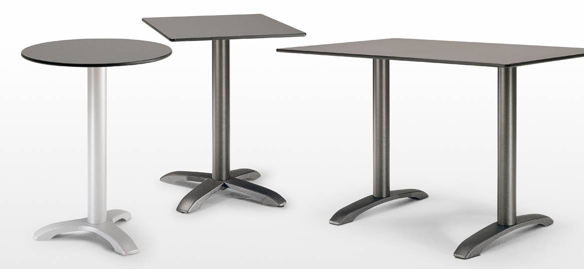EASY 4361 Tischgestell by PEDRALI – runder, quadratischer & rechteckiger Bistrotisch - Hantermann - Der Hotelausstatter Drei Bistrotische mit EASY 4361 Tischgestellen by PEDRALI: ein runder Tisch mit hellem Dreifuß, ein quadratischer Tisch mit schwarzem Vierfußkreuz und ein rechteckiger Tisch mit zwei schwarzen Fußgestellen.
