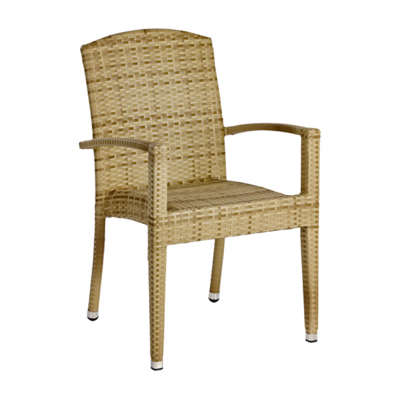 Beige-melierter Polyrattan Outdoor-Armlehnstuhl mit hoher geflochtener Rückenlehne, geschwungenen Armlehnen, durchgehendem Rattangeflecht und silberfarbenen Fußkappen vor weißem Hintergrund
