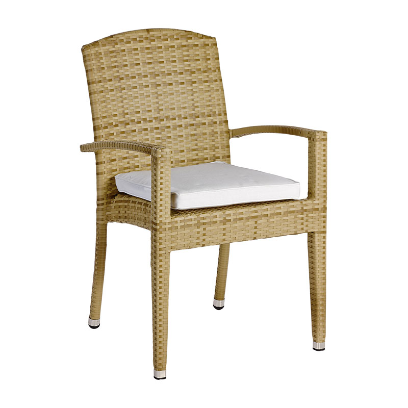 Eleganter Polyrattan-Terrassensessel mit weißem Sitzkissen - Hantermann - Der Hotelausstatter Beige-melierter Polyrattan Outdoor-Stapelsessel mit weißem Sitzkissen, hoher geflochtener Rückenlehne, geschwungenen Armlehnen, naturfarbenem Kunststoffgeflecht und silberfarbenen Fußkappen vor weißem Hintergrund