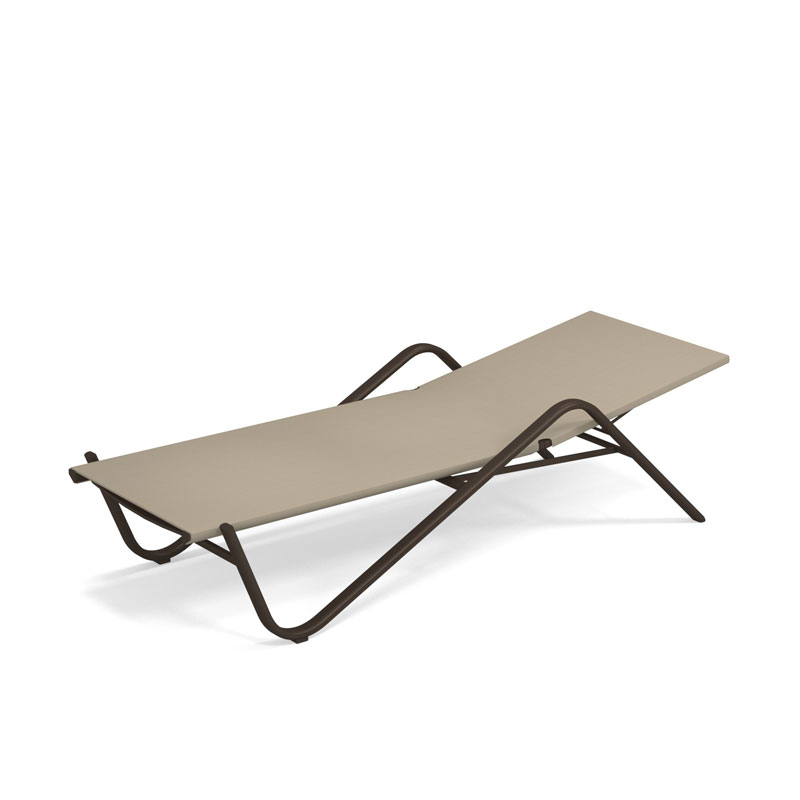 EMU Outdoor-Sonnenliege mit taupefarbener Liegefläche, dunkelbraunem Metallgestell und geschwungenen Armlehnen