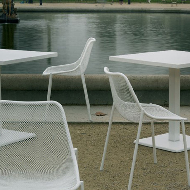 EMU Round 465 und 466 - Hantermann - Der Hotelausstatter EMU ROUND 465 und 466 Stühle für Hotel und Restaurant, weiße Outdoor‑Metallstühle mit Netzstruktur an quadratischen Tischen direkt am Wasser, ideal für Café‑Terrasse, Bistro und Gastronomie‑Außenbereich.
