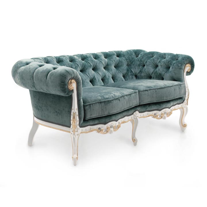 FEBO 2-Sitzer Sofa – barocke Chesterfield-Interpretation - Hantermann - Der Hotelausstatter FEBO 2-Sitzer Sofa im barocken Chesterfield-Stil mit grünem Samt und verziertem Holzgestell für elegante Hotel-Lounges