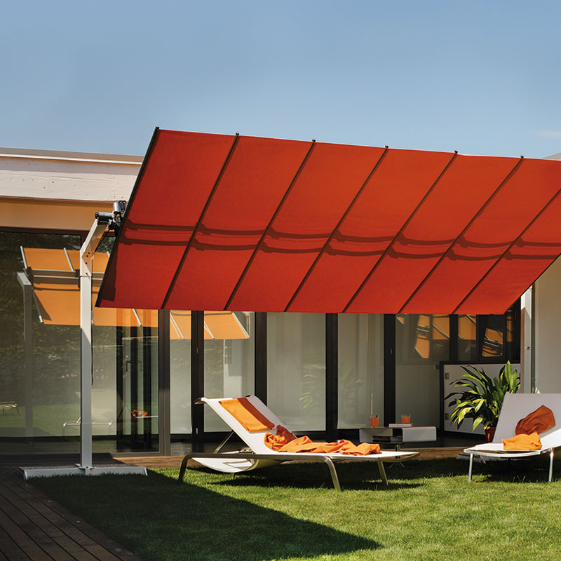 FLEXY Sonnenschirm von FIM mit rotem Schirmdach als großzügiger Sonnenschutz für Terrasse und Außenbereich