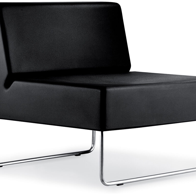Host 790 von Pedrali mit schwarzer Polsterung und verchromtem Kufengestell für moderne Loungebereiche