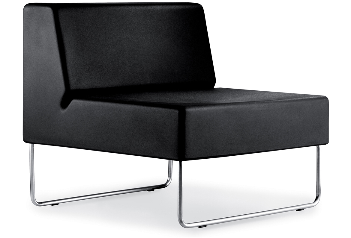 Host 790 von Pedrali – moderner Loungesessel mit minimalistischer Form und elegantem Kufengestell - Hantermann - Der Hotelausstatter Host 790 von Pedrali mit schwarzer Polsterung und verchromtem Kufengestell für moderne Loungebereiche