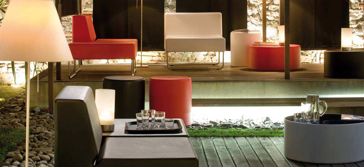 Host 790 von Pedrali – modulare Lounge-Möbel für stilvolle Outdoor-Bereiche und moderne Hospitality-Konzepte - Hantermann - Der Hotelausstatter Host 790 von Pedrali als modulare Lounge im Außenbereich mit Sesseln, Hockern und Beistelltischen