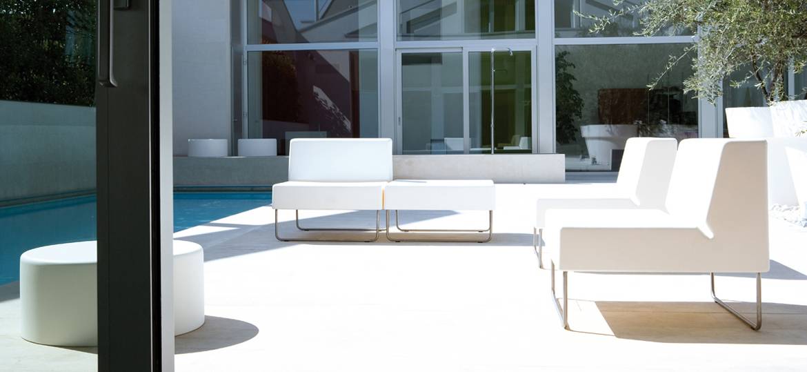 Host 790 von Pedrali – stilvolle Outdoor-Lounge für moderne Terrassen und exklusive Außenbereiche - Hantermann - Der Hotelausstatter Host 790 von Pedrali als modulare Outdoor-Lounge auf moderner Terrasse mit Pool und Kufengestell