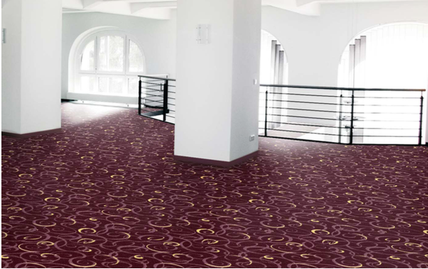 Hotelteppich 03 – roter Ornament-Teppich für großzügige Lobby- und Galerieflächen - Hantermann - Der Hotelausstatter Große Lobbyfläche mit rotem Hotelteppich 03 im ornamentalen Dessin und weißen Wänden