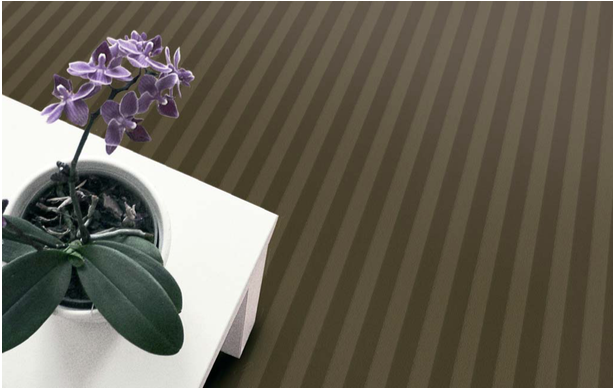 Hotelteppich 09 – brauner Streifen-Objektteppich mit dezenter Linienstruktur für Lobby & Zimmer - Hantermann - Der Hotelausstatter Brauner Hotelteppich 09 mit vertikaler Streifenstruktur und Orchidee auf weißem Tisch