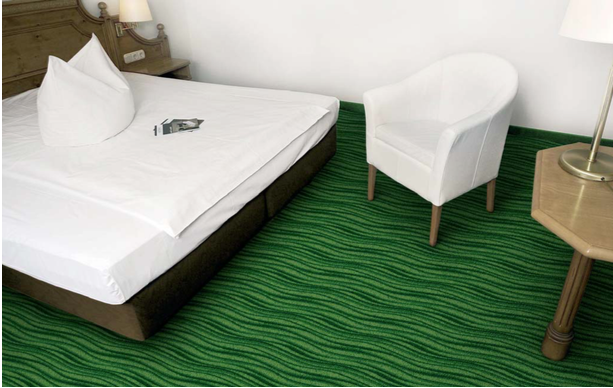 Hotelteppich 10 – grüner Wellenmuster-Teppich für moderne Gästezimmer & Suiten - Hantermann - Der Hotelausstatter Hotelzimmer mit grünem Hotelteppich 10 im Wellenmuster als moderner Objektteppich