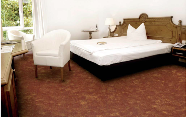 Hotelzimmer mit Hotelteppich 11 in warmem Braunton als wohnlicher Objektteppich