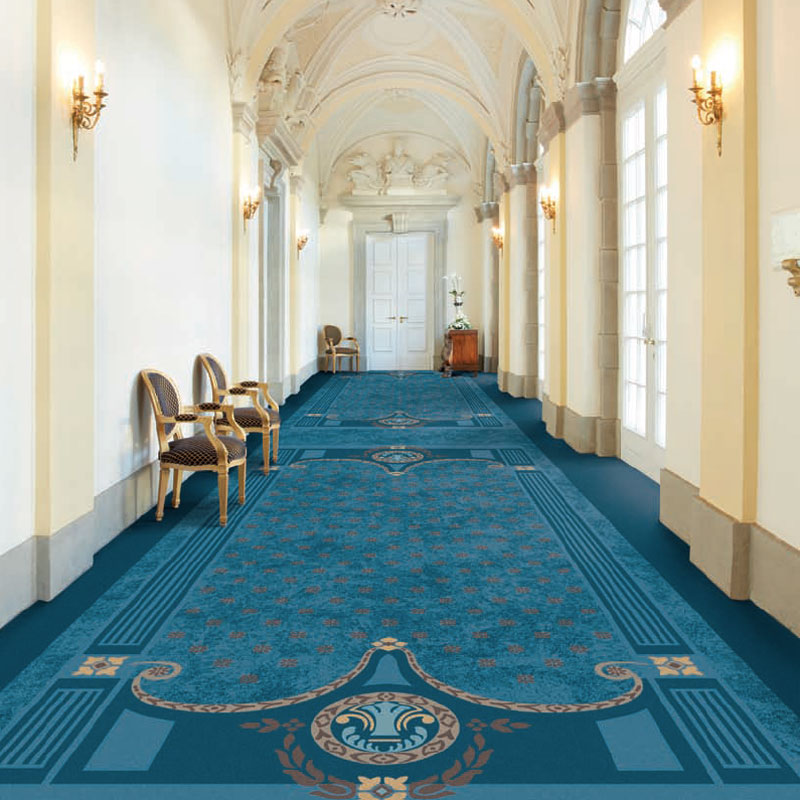 Hotelteppichboden BEL ETAGE als blauer Laufteppich mit klassischem Bordürendessin in historischem Flur