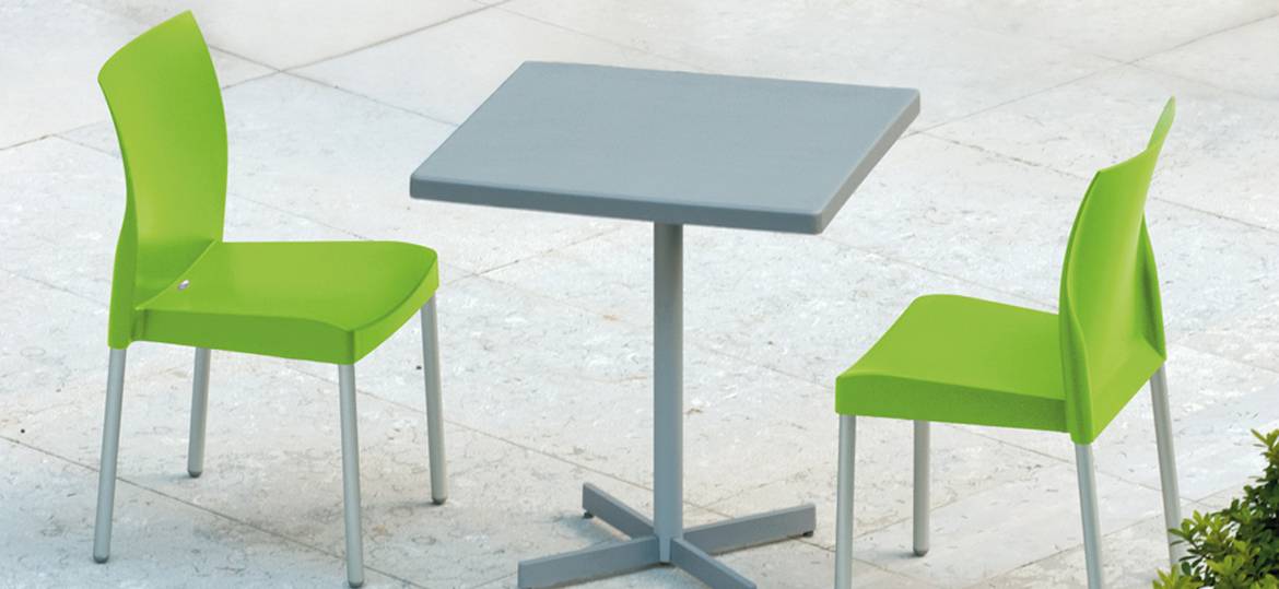 ICE 800 Outdoor Stapelstuhl von Pedrali – grüner Designstuhl für Terrasse, Café & Gastronomie - Hantermann - Der Hotelausstatter Zwei grüne ICE 800 Outdoor Stapelstühle von Pedrali an einem quadratischen Terrassentisch mit Aluminiumgestell