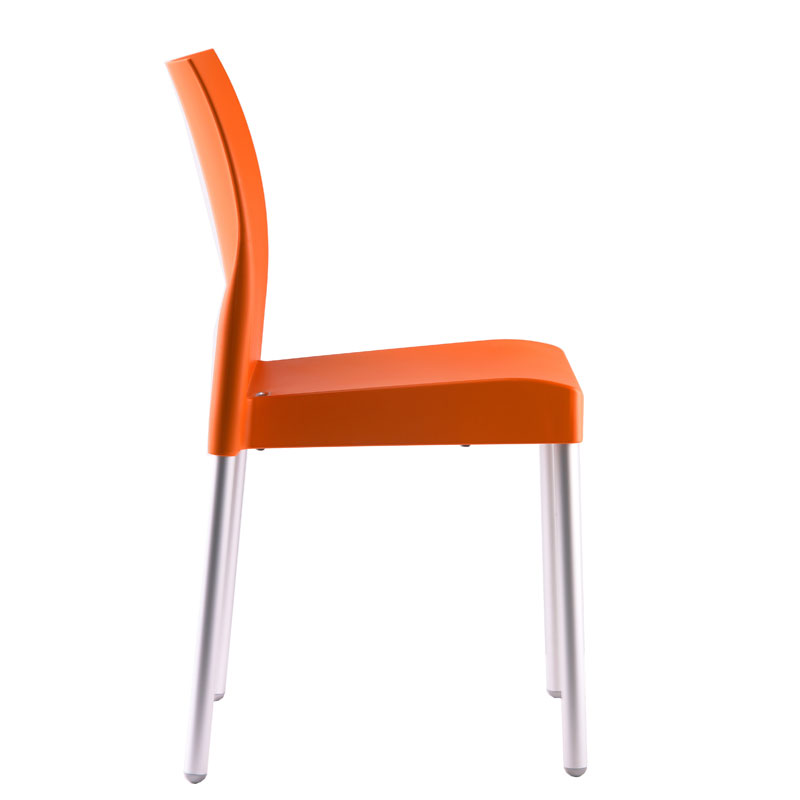 ICE 800 Outdoor Stapelstuhl von Pedrali – oranger Designstuhl aus Polypropylen und Aluminium für Terrasse & Gastronomie - Hantermann - Der Hotelausstatter ICE 800 Outdoor Stapelstuhl von Pedrali in Orange mit ergonomischer Polypropylen-Sitzschale und eloxierten Aluminiumbeinen