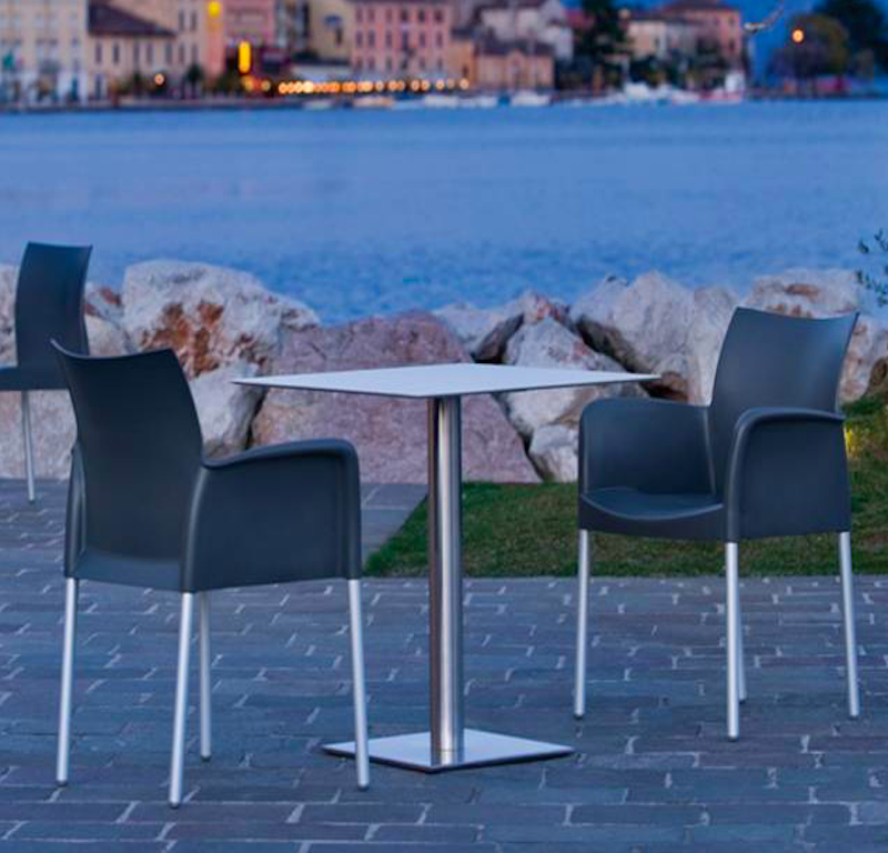 ICE 850 Outdoor Stapelsessel von Pedrali – anthrazitfarbener Armlehnstuhl für Seeterrasse, Restaurant & Hotel - Hantermann - Der Hotelausstatter Zwei anthrazitfarbene ICE 850 Outdoor Stapelsessel von Pedrali an einem Bistrotisch auf einer Seeterrasse