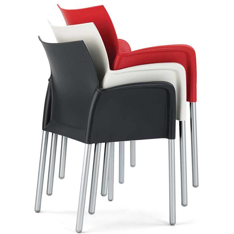 ICE 850 Outdoor Stapelsessel von Pedrali – stapelbare Armlehnstühle aus Polypropylen und Aluminium für Terrasse & Gastronomie - Hantermann - Der Hotelausstatter Gestapelte ICE 850 Outdoor Stapelsessel von Pedrali in Schwarz, Weiß und Rot mit Polypropylen-Schale und Aluminiumbeinen