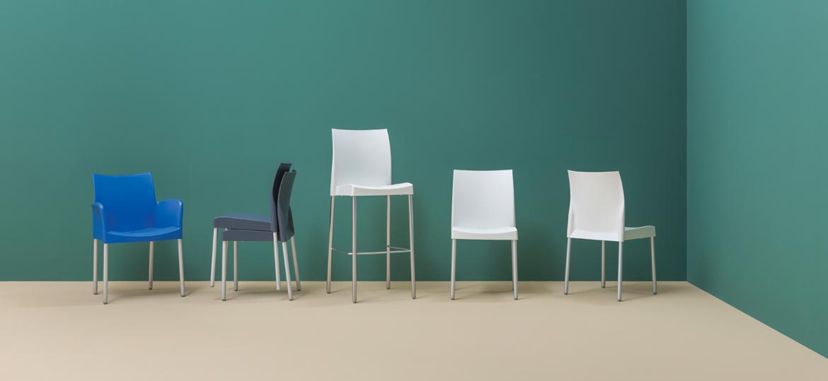 ICE Kollektion von Pedrali – stapelbare Outdoor Stühle, Armlehnstühle und Barhocker für Gastronomie & Hotel - Hantermann - Der Hotelausstatter ICE Sitzmöbel von Pedrali mit Outdoor Stuhl, Armlehnstuhl und Barhocker aus Polypropylen und Aluminium in mehreren Farben