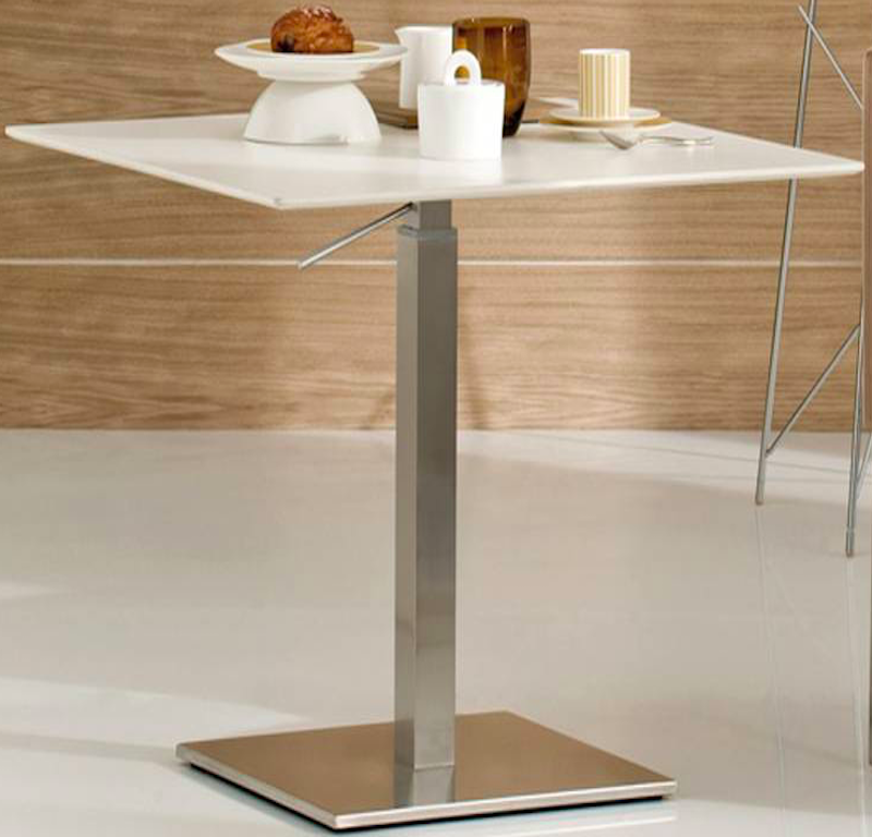 Quadratischer Bistrotisch mit INOX 4421 Tischgestell by PEDRALI, Edelstahl-Säule und quadratischem Fuß mit weißer Tischplatte im Café-Setting.