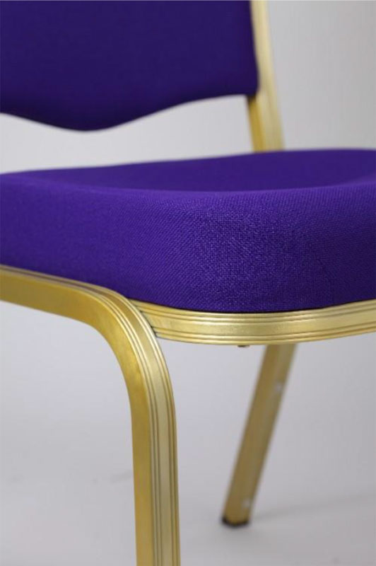 INTERA® PREMIUM Bankettstuhl – Detailansicht von violetter Polsterung und Goldgestell - Hantermann - Der Hotelausstatter Detailansicht des INTERA® PREMIUM Bankettstuhls mit violetter Sitzpolsterung und goldfarbenem Metallgestell