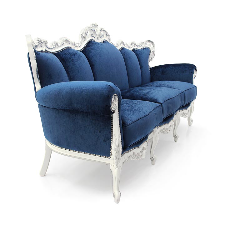 Klassisches Barocksofa Dreisitzer PALERMO – blaues Samtsofa mit weißem Zierrahmen - Hantermann - Der Hotelausstatter Klassisches Dreisitzer-Barocksofa PALERMO mit tiefblauem Samtbezug, weißen Schnitzverzierungen und geschwungenen Beinen