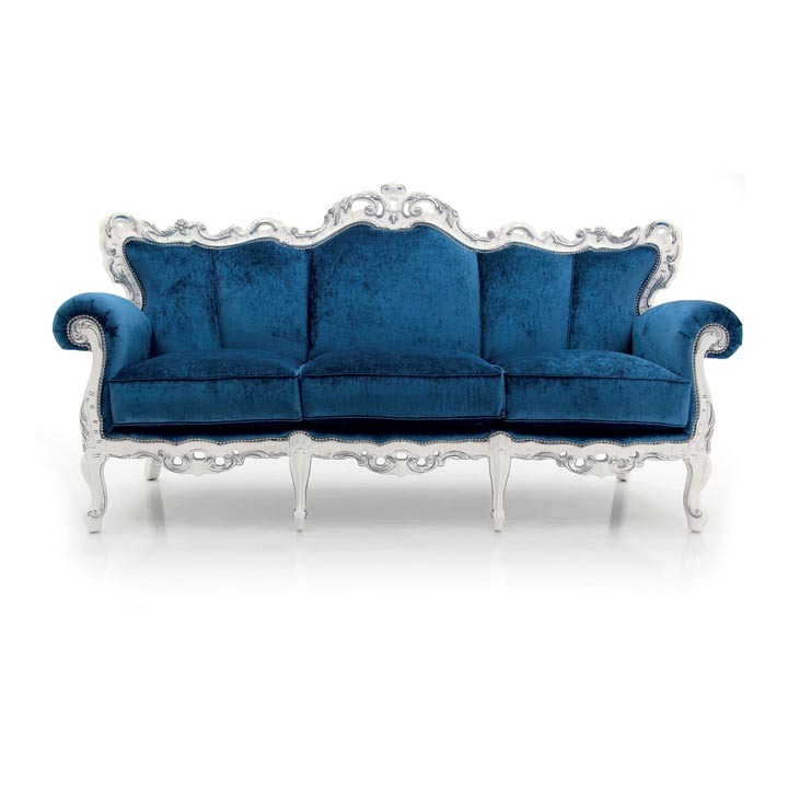 Klassisches Barocksofa Dreisitzer PALERMO – blaues Samtsofa mit weißen Schnitzereien - Hantermann - Der Hotelausstatter Klassisches Dreisitzer-Barocksofa PALERMO in tiefblauem Samt mit weißem, ornamental verziertem Holzrahmen