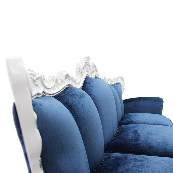 Geheftetes Dreisitzer-Barocksofa PALERMO mit blauem Samtbezug, weißen Zierleisten und kunstvoll geschnitztem Rahmen