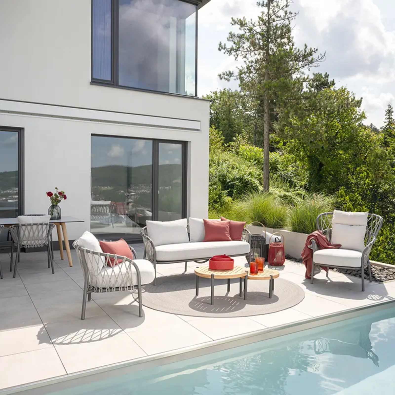 KLEA Outdoor Lounge-Set von STERN® am Pool - Hantermann - Der Hotelausstatter KLEA Outdoor Lounge-Set von STERN® mit Lounge-Sesseln und Sofa in moderner Terrassengestaltung am Pool