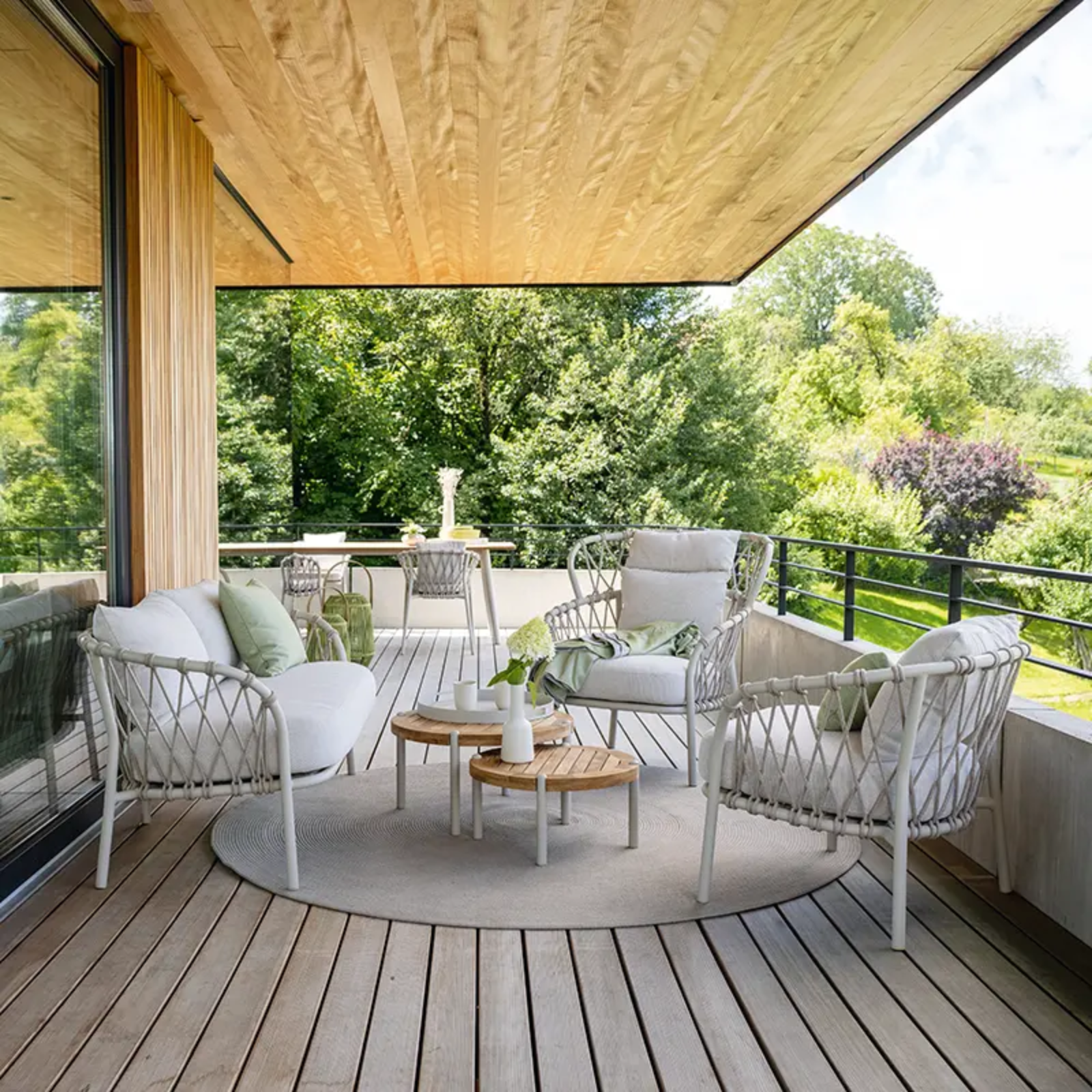 KLEA Outdoor-Lounge von STERN® auf moderner Terrasse - Hantermann - Der Hotelausstatter KLEA Outdoor-Lounge von STERN® in Greige mit Sofa und Sesseln auf einer modernen Terrasse