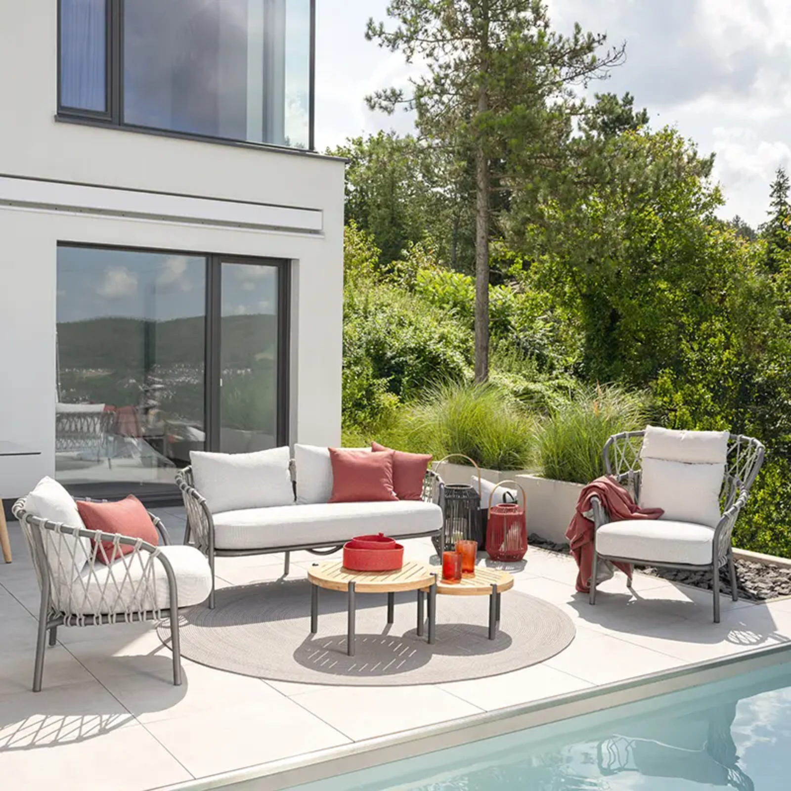 KLEA Outdoor Loungegruppe von STERN® am Pool - Hantermann - Der Hotelausstatter KLEA Outdoor Loungegruppe von STERN® mit Kordelbespannung und hellen Polstern auf moderner Terrasse am Pool