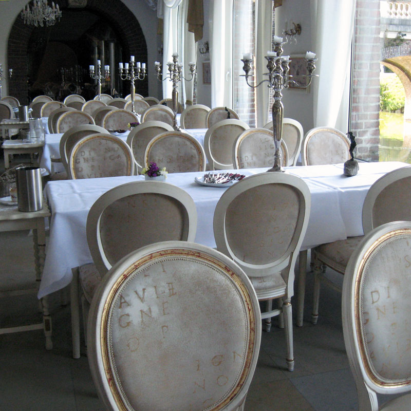 LUIGI 252S Louis XVI Stuhl – Klassischer Polsterstuhl für Bankett & Event - Hantermann - Der Hotelausstatter Mehrere LUIGI-252S-Louis-XVI-Stühle mit ovaler Rückenlehne und gepolsterter Sitzfläche an festlich gedeckten Restauranttischen mit Kerzenleuchtern