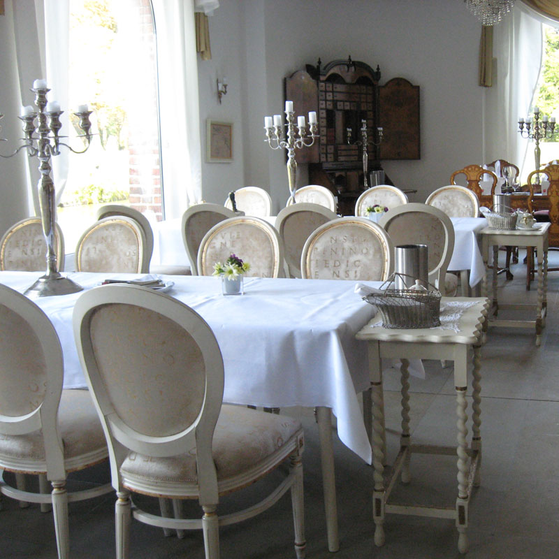 LUIGI Barock-Restaurantstuhl im Louis XVI Stil im Restaurant - Hantermann - Der Hotelausstatter LUIGI Barock-Restaurantstuhl im Louis XVI Stil an weiß gedeckten Tischen in hellem Restaurant mit großen Fenstern