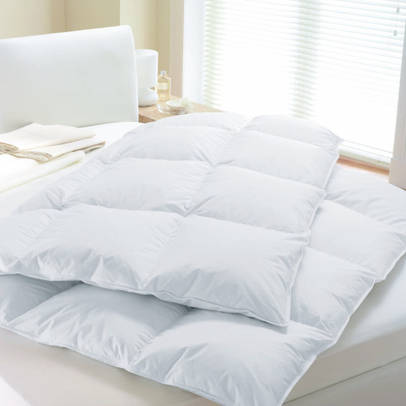 LUXURY Gänsedaunen-Kassettendecke in Weiß, voluminöse Daunendecke auf einem hellen Bett im Schlafzimmer