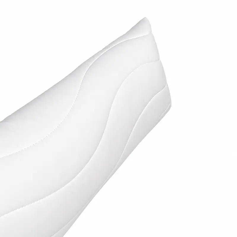 LYONBED VISCO-STICK Nackenstützkissen – Detailansicht mit ergonomischer Wellensteppung - Hantermann - Der Hotelausstatter Seitliche Detailansicht des LYONBED VISCO-STICK Nackenstützkissens mit ergonomischer Wellensteppung