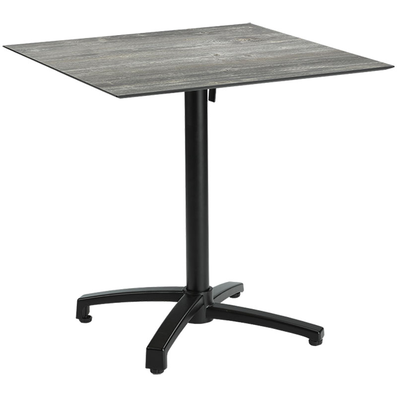 LYONTOP HPL Compactplatte 12 mm – elegante Tischplatte in Holzoptik für moderne Gastronomie und Objektbereiche - Hantermann - Der Hotelausstatter LYONTOP HPL Compactplatte 12 mm in grauer Holzoptik auf modernem Tischgestell für Innen- und Außenbereiche