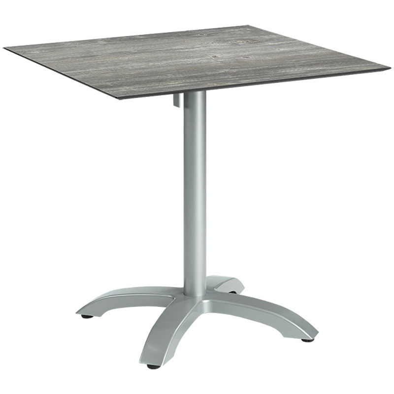 LYONTOP HPL Compactplatte 12 mm – pflegeleichte Design-Tischplatte in Holzoptik für Innen- und Außenbereiche - Hantermann - Der Hotelausstatter LYONTOP HPL Compactplatte 12 mm in grauer Holzoptik auf silbernem Tischgestell für Gastronomie und Terrasse