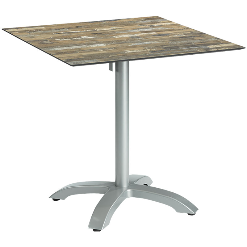 LYONTOP HPL Compactplatte 12 mm – stilvolle Tischplatte in Altholzoptik für Gastronomie und Objektmöbel - Hantermann - Der Hotelausstatter LYONTOP HPL Compactplatte 12 mm in Altholzoptik auf silbernem Tischgestell für Innen- und Außenbereiche