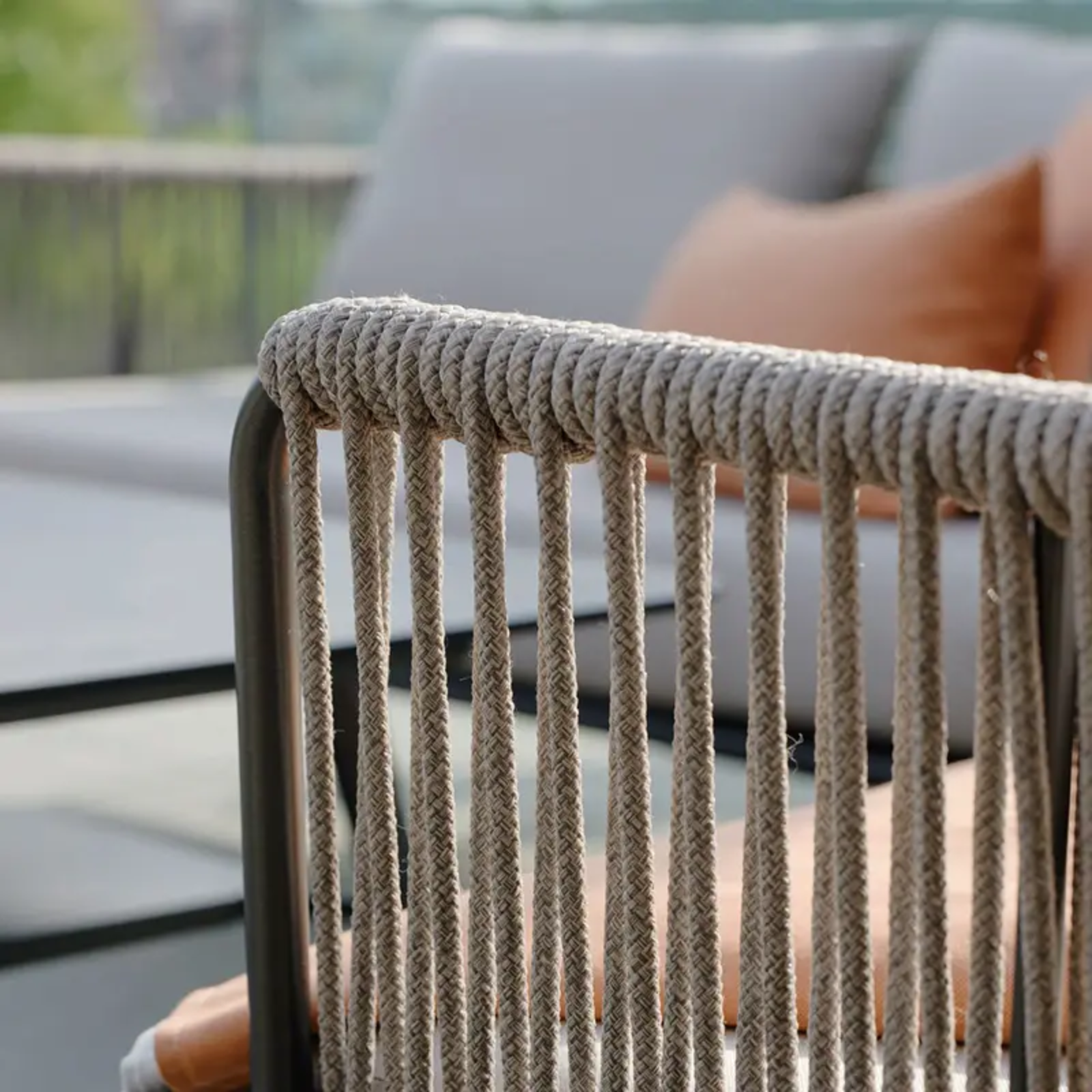 MARLA Lounge-Sessel von STERN® – feine Kordelverarbeitung - Hantermann - Der Hotelausstatter Detail des MARLA Lounge-Sessels von STERN® mit hochwertiger Kordelbespannung und filigranem Metallrahmen