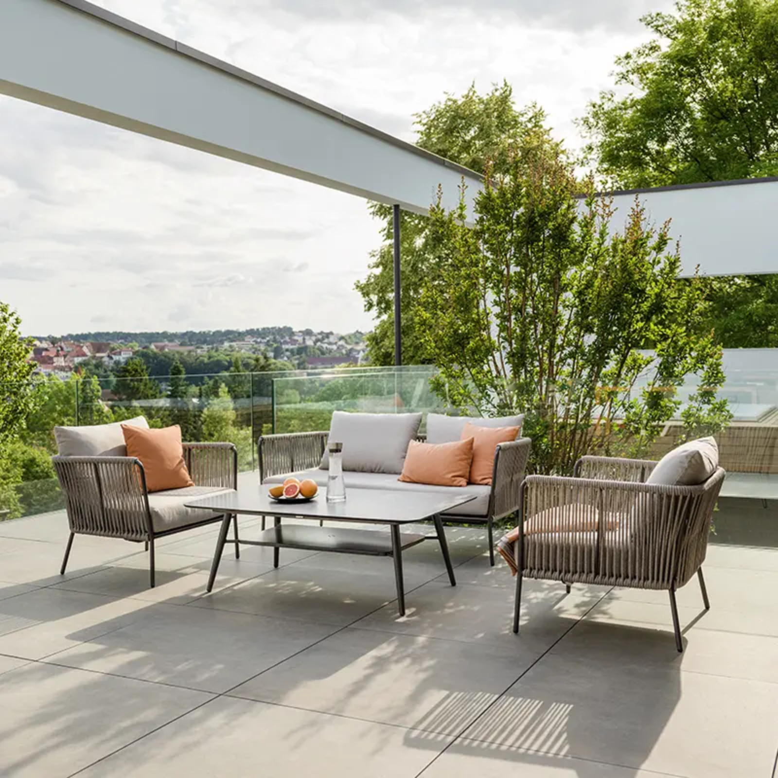 MARLA Lounge-Set von STERN® auf moderner Terrasse - Hantermann - Der Hotelausstatter MARLA Lounge-Sitzgruppe von Stern mit Sofa, Sesseln und Tisch auf moderner Terrasse – hochwertige Outdoor-Möbel für Hotel- und Restaurantbereiche
