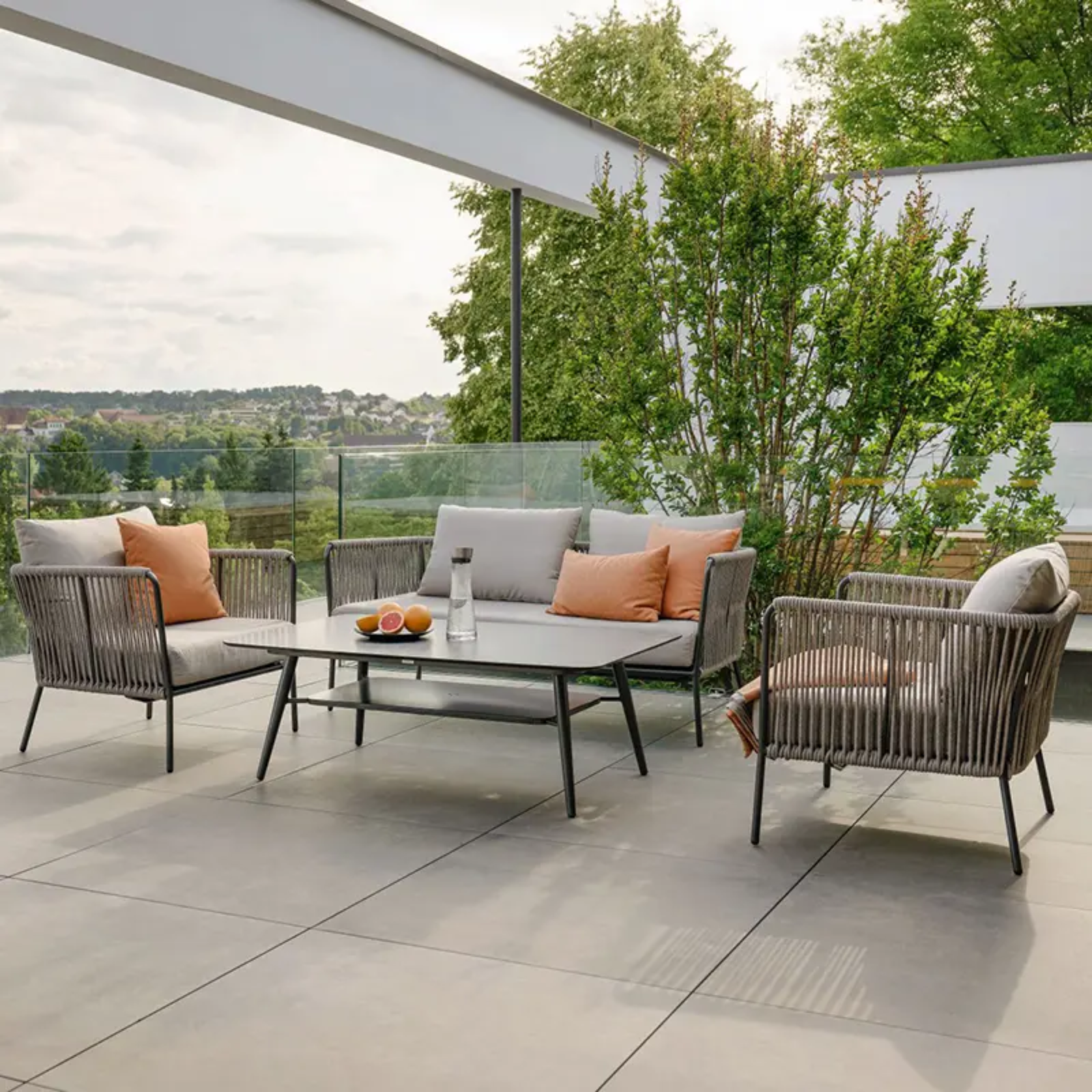 MARLA Lounge-Sitzgruppe von Stern mit Sofa - Hantermann - Der Hotelausstatter MARLA Lounge-Sessel von STERN® als moderne Sitzgruppe mit Kordelbespannung auf einer großzügigen Terrasse