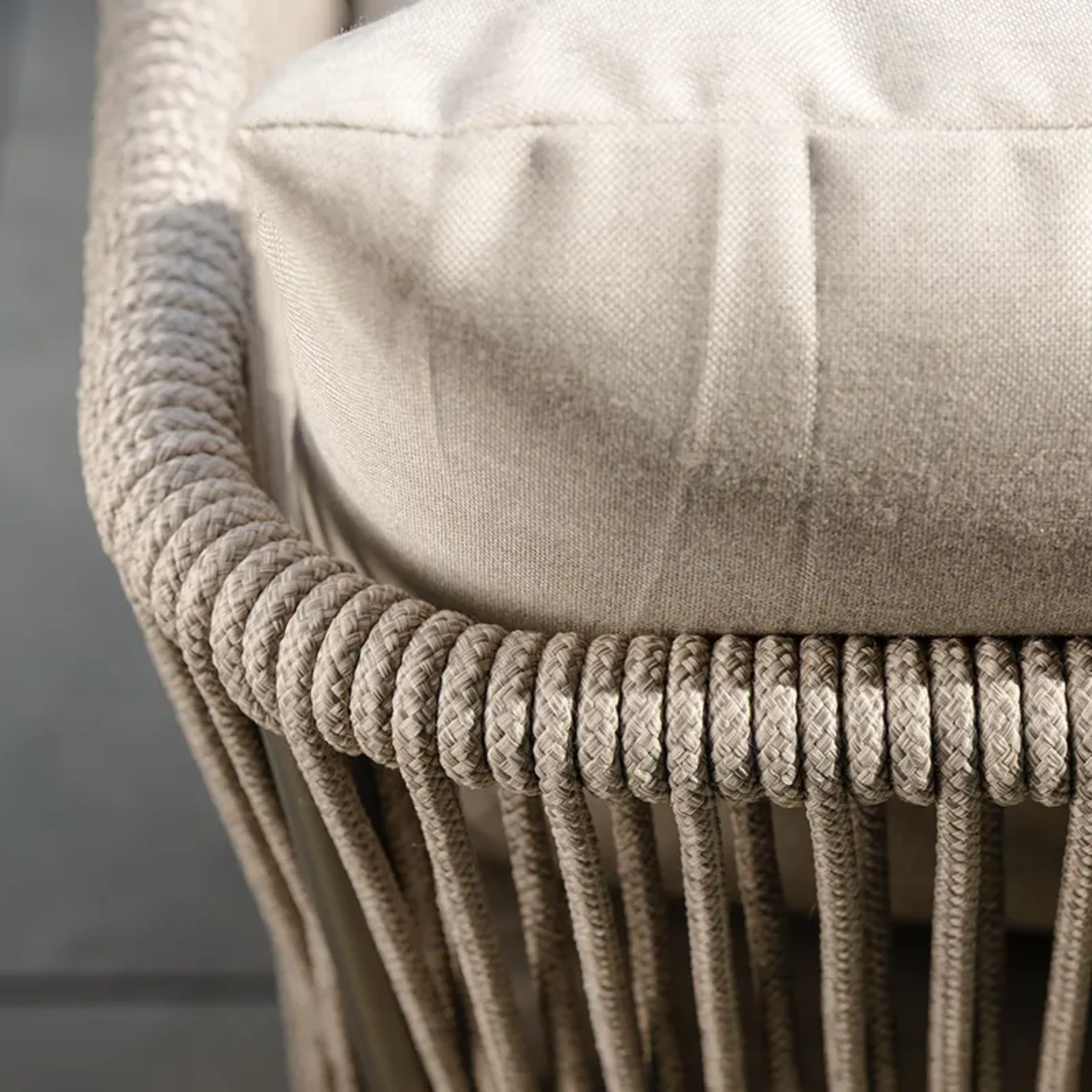 MARLA Lounge-Sofa von STERN® – Kordel im Detail - Hantermann - Der Hotelausstatter Detailansicht des MARLA Lounge-Sofas von STERN® mit heller Kordelbespannung und Polsterung