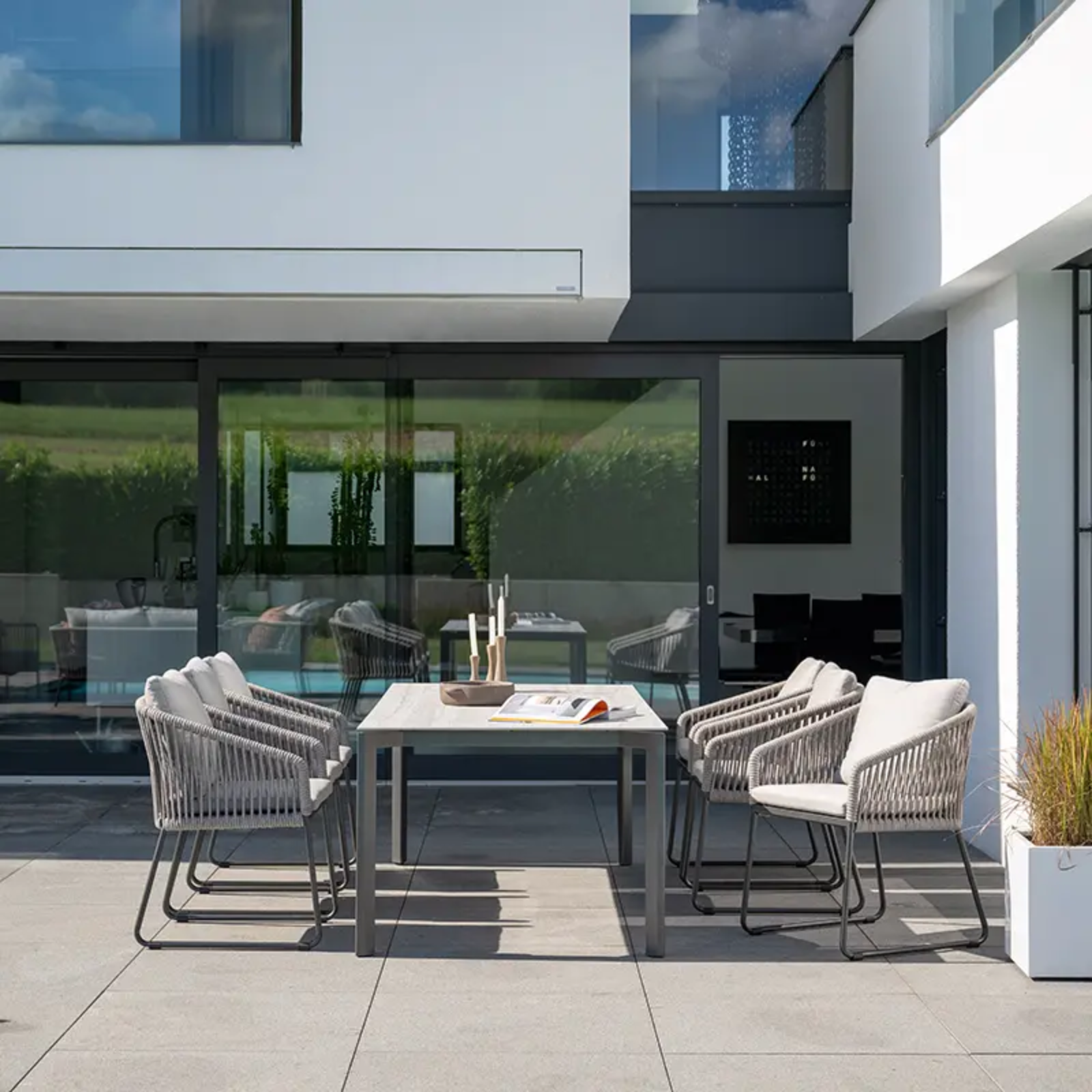 MARLA Outdoor Kufensessel von STERN® auf moderner Terrasse - Hantermann - Der Hotelausstatter MARLA Outdoor Kufensessel von STERN® mit Kordelbespannung als stilvolle Sitzgruppe auf einer modernen Terrasse